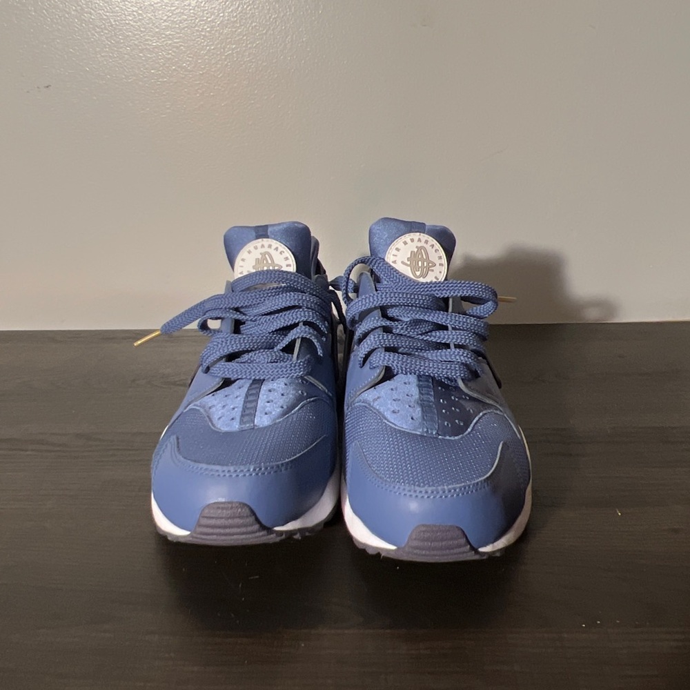 Nike shoes - Picture 2 of 3